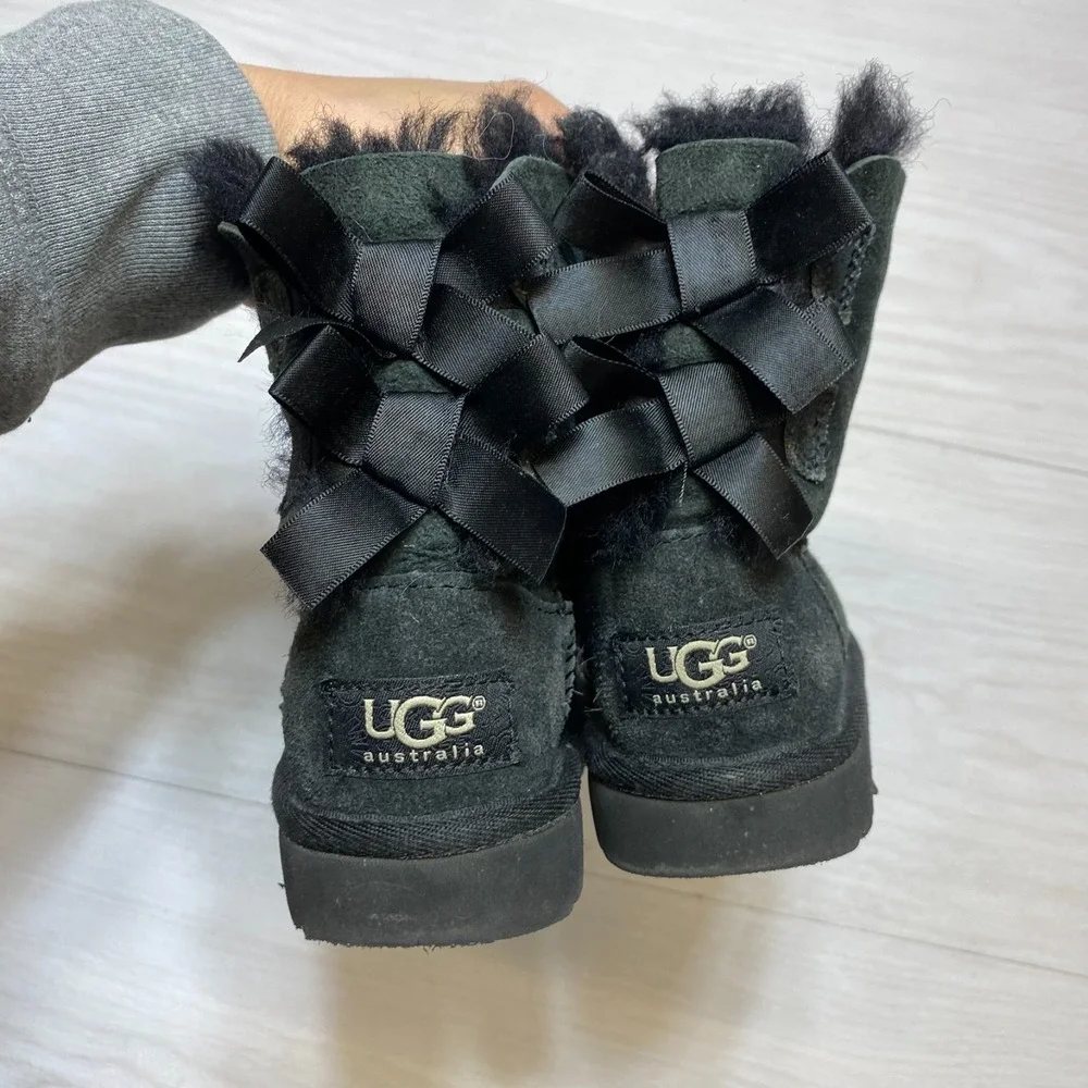 UGG Australia Mini Bailey Bow Winter‎ Boots Kid's Size 6 Black Suede Shearling